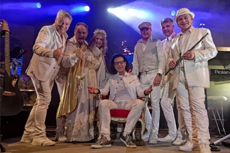 Die Paldauer werden in Zwickau vom Christkind überrascht - Das Sonneberger Christkind (3. v. l.) hat die Paldauer um Bandleader Franz Griesbacher (Mitte) beim Konzert in Zwickau überrascht.