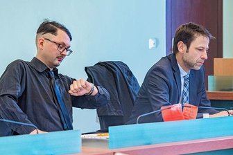 "Die Partei"-Landeschef in Aue vor Gericht: Hakenkreuz-Prozess endet mit Freispruch - Der Landesvorsitzende der Satirepartei "Die Partei" in Sachsen, Tom Rodig, wartet mit seinem Anwalt Axel Kaufmann auf der Anklagebank im Amtsgericht Aue auf seinen Prozess.