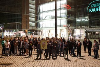 Die Partei verlangt Einlass in Chemnitzer Rathaus zur Ergebnisübertragung - Anhänger von Die Partei begehrten am Sonntagabend Einlass ins Rathaus.