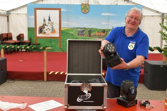 Die Party im Erzgebirge kann starten: Clausnitz lädt ein zum 573. Jahrmarkt - In Clausnitz hat Sven Sadlon am Freitag die Technik aufgebaut, damit die Party starten kann.