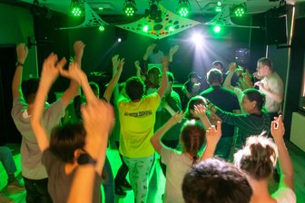 Die Party mit der kürzesten Zündschnur: Disko-Premiere in Olbernhau geht durch die Decke - Feiern ausgelassen: die Schülerinnen und Schüler der Johann-Ehrenfried-Wagner-Schule.
