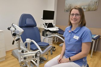 „Die Patienten standen bis auf die Straße“: Neue Zwickauer Arztpraxis erlebt Ansturm - Frische Farbe, neue Böden, mediterrane Bilder an den Wänden: Frauenärztin Denise Völker hat vor Kurzem ihre Praxis in Zwickau eröffnet.