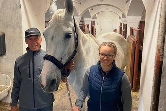 Die Pferdefreunde Reichenbach decken den "mobilen Stammtisch" - Haben am Samstag Pferdesportler aus der ganzen Region zu Gast: Vereinschef Achim Seidel und Jugendwart Julia Stingl - die für das Foto ihr Reitpferd Feodora aus der Box geholt hat. 