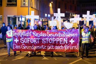 Die Pflege-Impfpflicht und die Richter: Zerpflücken die RKI-Protokolle die bisherige Corona-Rechtsprechung? - Ende Oktober 2022 wenden sich Demonstranten in Bautzen gegen die einrichtungsbezogene Impfpflicht. Ein Gericht aus Niedersachsen gibt ihnen nun recht. Was hat das für Folgen?