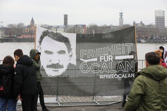 Die PKK löst sich auf: Ist ein Neustart möglich? - Demonstrierende halten ein Plakat „Freiheit für Öcalan“. Sie forderten Ende des vergangenen jahres unter anderem die Freilassung des inhaftierten Führers der Arbeiterpartei Kurdistans (PKK), Öcalan.