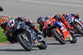 Die Pläne von Motorradrennfahrer Paul Fröde aus Hohenstein-Ernstthal: Kommt es wieder zur „Stadtmeisterschaft“ gegen Moritz Jenkner? - Paul Fröde (Mitte) auf dem Sachsenring im Duell mit Kevin Orgis (links) und Moritz Jenkner.