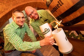 Die Plauener Wiesn ist eröffnet: Diese zwei Chemnitzer haben das Festbier kreiert - Diese beiden Braumeister stehen für das Wiesn-Bier der Sternquell Brauerei Plauen: Sven Aurich ist 26 und setzt auf technische Möglichkeiten. Kay-Uwe Jüttner ist 60 und baut auf seinen Erfahrungsschatz.