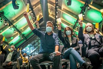 Die politische Ampel leuchtet nach rot nun auch grün - Zustimmung zur Aufnahme von Koalitionsverhandlungen mit SPD und FDP: Die Grünenspitze um Robert Habeck (links), Annalena Baerbock und Fraktionschef Anton Hofreiter hat jetzt Rückendeckung. 