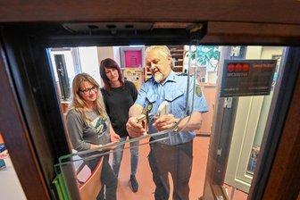 Die Polizei gibt Tipps zum Schutz vor Hauseinbrüchen - Polizeihauptkommissar Uwe Nerger erklärt Besucherinnen der Beratungsstelle an der Brückenstraße, wie man Fenster auswählt, die Einbrechern ihr Handwerk erschweren. 