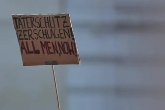 Die potente Frau: Warum ein differenzierteres Verhältnis zwischen Männern und Frauen nötig ist - Nicht alle Männer, aber immer ein Mann: Schild bei einer Demo gegen sexualisierte digitale Gewalt in Berlin zur Unterstützung von Collien Fernandes.