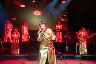 Die Prinzen geben umjubeltes Konzert in Bad Elster: Fans sind völlig aus dem Häuschen - Die Prinzen um Sänger Sebastian Krumbiegel (Mitte) gaben im Naturtheater ein umjubeltes Konzert.