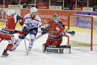Die Probleme in Unterzahl: Was der Eispiraten-Coach ändert - Agieren die Eispiraten mit einem Mann weniger auf dem Eis, gelingt ihnen das bisher am schlechtesten in der DEL 2. Mit 69 Prozent weist das Penalty-Killing der Westsachsen den niedrigsten Wert aller Teams auf. Gegen Kassel lief es zuletzt besser, als die Crimmitschauer Abwehr eine fünfminütige Unterzahl-Situation überstand, ohne dass Torhüter Christian Schneider hinter sich greifen musste.