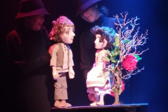 Die Puppen spielen wieder - Laura Waltz mit der Dornröschen-Puppe und Sabine Weitzel mit Matteo zur Premiere im Puppentheater.