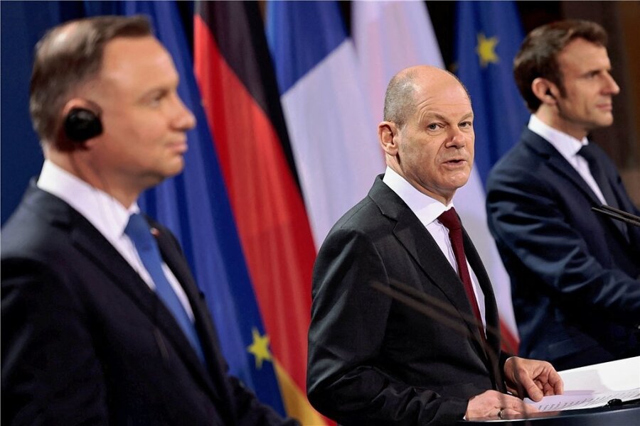 Die Quadratur des Dreiecks - Bundeskanzler Olaf Scholz (M.) hat die Staatschefs von Frankreich und Polen, Emmanuel Macron (r.) und Andrzej Duda, eingeladen, um sich im Ukraine-Konflikt abzustimmen. 