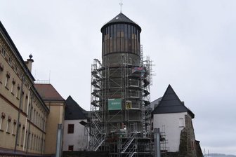 Die Rakete von Schloss Voigtsberg in Oelsnitz - Ein Blick auf den neuen Bergfried auf Schloss Voigtsberg in Oelsnitz. Das Gerüst am Schlossturm wird derzeit entfernt.