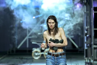 „Die Ratten“-Premiere in Dresden: Alle wollen ans Licht, keiner will in die Gosse - Sarah Schmidt als Selma in „Die Ratten“ nach Gerhart Hauptmann. Das Stück hatte am Samstag auf der Bühne des Staatsschauspiels in Dresden Premiere.
