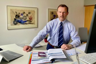 „Die Regierung braucht uns“: Sachsens BSW-Chef über die eigene Macht und Kaffeetrinken mit der AfD - Sachsens BSW-Landesvorsitzender Jörg Scheibe in seinem Büro im Landtag - vor Bildern des Chemnitzer Künstlers Steffen Volmer.