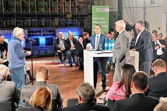 Die Regionalkonferenz der CDU in Mittweida: Finanzen, Radwege und Energie auf der Aufgabenliste - Im Wasserkraftwerk Mittweida warb Gerhard Stollberg (l.) aus Hainichen am Mittwochabend um Unterstützung für mehr Radwege bei Leonhard Zintl, Hartmut Vorjohann und Christian Hartmann (v. l.). 