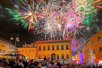 Die Reichenbacher haben Lust zu feiern - Trotz regnerischen Wetters ließen es sich viele Reichenbacher nicht nehmen, das Feuerwerk zu bestaunen.