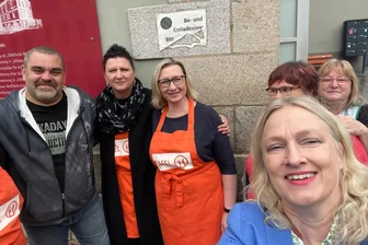 Die Reichenbacher Tafel bekommt plötzlich satte Spenden aus Berlin: „Wohlhabende wie ich müssen abgeben“ - Schnappschuss für die Tafel-Chronik. Vorn Marlen Sulzer, hinten von links: Mirko Torke, Jeanette Gladziewsky, Jana Rettig-Thomas, Tafelchefin Beate Werner und Andrea Seifert.