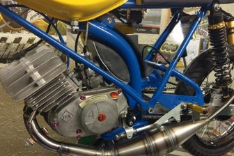 (Fast) nichts ist unmöglich: Simson S 51 mit 22 Pferdestärken dank 85 Kubik, Resonanzauspuff, Flachschiebervergaser und Membraneinlass. Allerdings dürfen derartig frisierte Mopeds nur auf die Rennstrecke. 