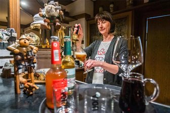 Die Restaurants mit den Top-Bewertungen in Aue und Umgebung - Das Restaurant „Jägerklause“ in Wildbach gehört mit einer Bewertung von 4,8 von 5 Sternen auf Google zu den besten Restaurants im Raum Aue. Inhaberin Manuela Serio schenkt gerade Getränke aus.