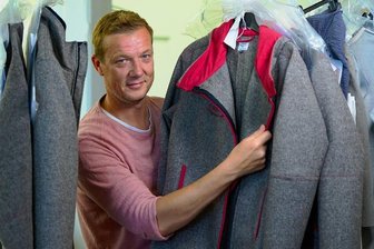 Die Retter der Landschaf-Wolle - Frieder Weißbach, Chef der Jahnsdorfer Studio U&N Textil, mit fertigen Jacken. Nordwolle setzt bei der Fertigung auf Partnerfirmen. 