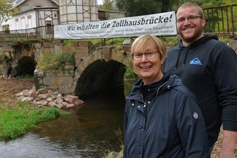 Die Retter der Zollhausbrücke - Kurios: Das Bauwerk ist "ein letztes Stück DDR" - Ulrike Marofsky (l.), Harms Fabig (r.) und weitere acht Mitglieder einer Interessengemeinschaft haben sich den Erhalt der Zollhausbrücke am Ortseingang von Reinsberg auf die Fahnen geschrieben.