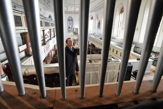 Die Revolution von 1989 in Rumänien als musikalisches Werk: Wie eine Geschichte aus Siebenbürgen nach Burgstädt kommt - Kantor Benjamin Müller bei der Kontrolle der Orgel in der Stadtkirche Burgstädt.