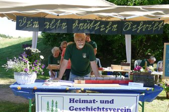Die Rezepte der Großmutter lesen können: Heimatverein Königswalde will verhindern, dass diese alte Schrift in Vergessenheit gerät - Bernd Gerber, Vorsitzender des Geschichtsvereins, auf dem Königswalder Dorffest.