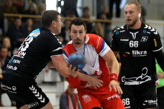Die richtige Antwort gefunden - Und schon wieder geht das Trikot kaputt: Vaclav Klimt vom HC Glauchau/Meerane wird stets hart bedrängt. Dem Sonneberger HV schenkte er am Samstag aber trotzdem 15 Treffer ein.