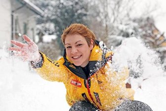 Schnee und Eis, das ist die Welt von Saskia Langer. Die 18-jährige Rennrodlerin aus Steinpleis, die an der Sportschule in Oberwiesenthal von Torsten Wustlich trainiert wird, würde gern einmal bei Olympia durch den Eiskanal düsen. Allerdings ist sie noch auf der Suche nach dem richtigen Weg zwischen Konzentration und Krampf. Immerhin habe sie aber schon gelernt, ein bisschen weniger zu verzweifeln, wenn sie und ihr Schlitten mal nicht so gut miteinander harmonieren, sagt sie.  