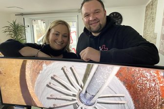 Die Rohrretter aus Lengenfeld: Wie eine neue Firma das Vogtland erobern will - Sieht unspektakulär aus, ist aber ziemlich genial. Die Rohrretter Diane und Carsten Weckel mit einem Bild, das den Geschäftszweck der Firma illustriert - das Sanieren von Rohren, statt deren oft aufwändiger und teurer Auswechslung.