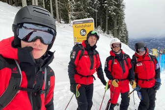 Die Roten Engel vom Fichtelberg – Vor dem Skispaß waren sie längst auf der Piste - Martin Franke, Anton Porstmann, Ben Götzel und Thomas Biedermann aus dem Erzgebirge haben an der Weiterbildung im Gletscherskigebiet Zugspitze teilgenommen.