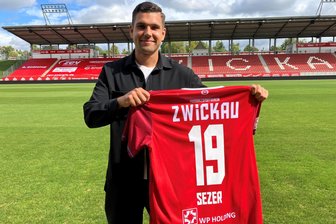 Die Rückkehr der Nummer 19 beim FSV Zwickau: So lief der Deal zwischen Vereinslegende Davy Frick und Stürmer Cemal Sezer - Ungewohnter Anblick für viele FSV-Fans: Nachdem viele Jahre Davy Frick die Nummer 19 trug, will künftig Cemal Sezer in diesem Trikot die Zwickauer Anhänger glücklich machen.