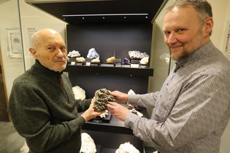 Die Rückkehr der Steine: Wie Halsbrücke zu einem ganz besonderen Geschenk kam - Manfred Bayer (l.) und Ralph Gerlach in der Sammlung von Mineralen aus dem Halsbrücker Revier.