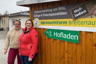 Die Rückkehr des Broilers: Agrozuchtfarm in Breitenau setzt auf den Geflügel-Klassiker - Jessica Hopf (l.) und Vorstandsmitglied Manuela Richter von der Agrozuchtfarm Breitenau.