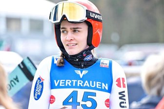 Die Rückkehr nach dem Goldtanz in Planica: Skispringerin Selina Freitag spricht über ihre „zähe Saison“ - Mit Vertrauen in die eigenen Stärken will Selina Freitag im nächsten Winter nicht so skeptisch dreinschauen müssen wie hier in Hinzenbach.