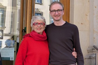 Die Rückkehr von „Schlapps und Schlumbo“: Warum das Stück auf die große Bühne muss - Lyrikerin Monika Ehrhardt Lakomy und Regisseur Brian Völkner vor dem Vogtlandtheater in Plauen. Beide haben das Kinderhörspiel „Schlapps und Schlumbo“ aus dem Traumzauberbaum-Universum für die Bühne adaptiert.
