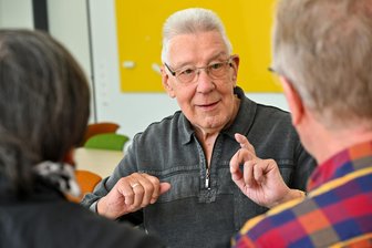 Die rüstigen Rentner von Chemnitz: Wie der Seniorenbeirat sich Gehör verschafft - Offenes Ohr für die Belange älterer Chemnitzer: Bernd Voigtländer vom Seniorenbeirat im Gespräch.