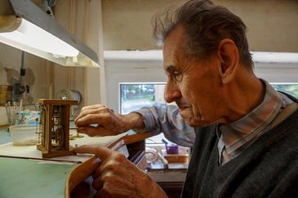 Die ruhigen Hände von Geyer: Ein Uhrmachermeister und seine Werkstatt in der Abstellkammer - Um solche mechanischen "Rätsel" zu lösen, braucht Gottfried Oeser einen wachen Verstand und ruhige Hände. 