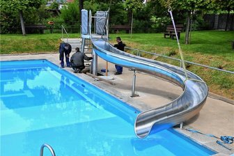 Die Rutsche ist da: Freibad in Altmittweida öffnet aber noch nicht - Die neue Rutsche im Freibad Altmittweida muss noch einbetoniert werden. Saisonstart ist am 3. Juni. 