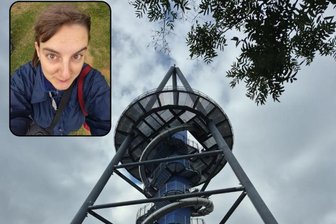„Die Rutsche wird immer steiler und ich sause die lange Spirale hinunter“: Deutschlands höchste Rutsche eröffnet im Sonnenlandpark Lichtenau - Johanna Mohr hat sich schon mal vorab auf den Rutschenturm getraut.