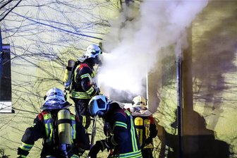 Die Sache mit dem Ladekabel: Erzgebirger legt unabsichtlich Feuer – dann wird er handgreiflich - Bei dem Wohnungsbrand am 17. Januar 2023 in Beierfeld wurden zehn Hausbewohner und ein Feuerwehrmann durch Rauchgas verletzt.
