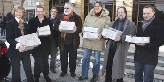 Die Sache mit dem Reißwolf - Gruppenfoto mit Pappkartons: Öffentlichkeitswirksam übergab Oberbürgermeisterin Barbara Ludwig am 13.Februar den eilig herbeigerufenen Spartenchefs des Theaters 17.000 Protestkarten.