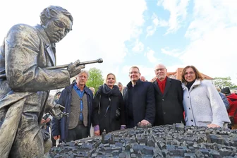 Die Sache mit der Maus: Der neue Silberweg in Freiberg hält kleine Geheimnisse bereit - Gruppenbild mit Entdecker: Anja Fiedler, Dieter Hoefer, Sven Krüger, Ekaterina Kovalenko und Prof. Ulrich Eißner (v.r.) mit der ersten Figur des Silberweges durch Freiberg.