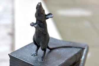 Die Sache mit der Maus – Polizei ermittelt zu Diebstahl in Freiberg - Die neugierige Maus vor der Figur der Kurfürstin Anna am Stadt- und Bergbaumuseum Freiberg.