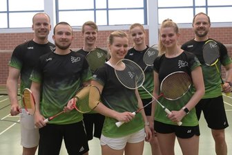 Die Sachsenliga kann kommen - Aufstiegsfreude: Für Konstantin Hack (von links), Paul-Janek Vorwerk, David Kaiser, Sandra Kämpf, Hannah Lehmann, Judith Räder und Andreas Pischel geht es im Herbst in der höchsten sächsischen Spielklasse weiter - die nur eine Zwischenstation sein soll.