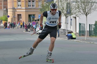 Die sächsische Rollskiläufer-Elite ermittelt ihre Besten im Erzgebirge - Der vorerst letzte Drei-Tannen-Citylauf wurde 2023 ausgetragen. Als Sieger des Rollski-Sachsen-Cups ging damals bei den Herren Volker Franz Heinrich vom PSV Zittau hervor.
