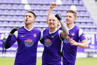 Die Saison des FC Erzgebirge Aue: Willkommen auf der Achterbahn - Torschütze Dimitrij Nazarov sowie seine Teamkollegen Marvin Stefaniak und Erik Majetschak (von links) jubeln über das Tor zum 1:0 beim 2:1-Heimsieg gegen Rot-Weiss Essen. 